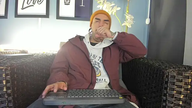 Snapshot of kaletattoo chatting on October 18, 11:37 am kaletattoo online show from October 18, 11:37 am