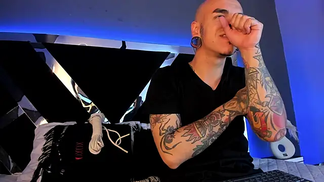 Snapshot of kaletattoo chatting on February 7, 2:29 am kaletattoo online show from February 7, 2:29 am
