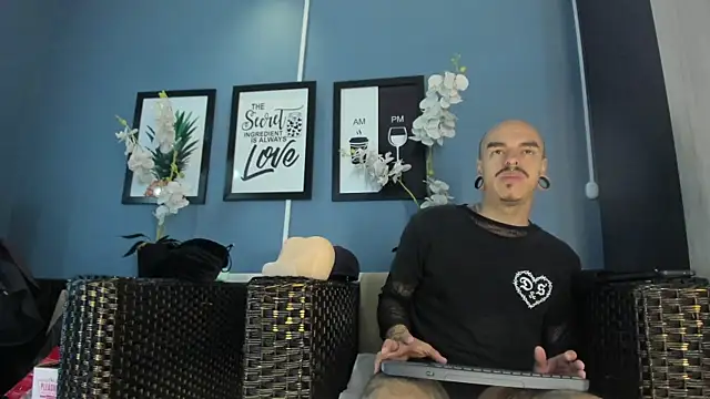 Snapshot of kaletattoo chatting on October 30, 12:28 pm kaletattoo online show from October 30, 12:28 pm