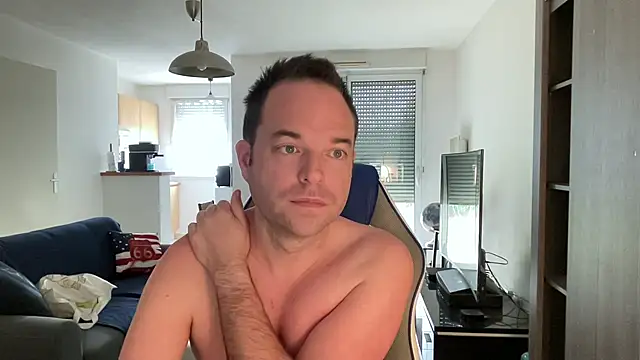 Snapshot of Funnyjul31 chatting on February 8, 10:18 am Funnyjul31 online show from February 8, 10:18 am