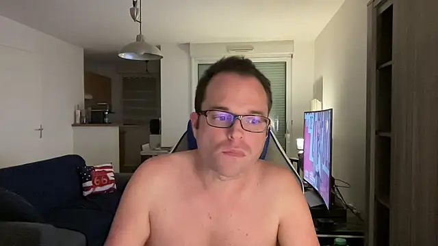 Snapshot of Funnyjul31 chatting on February 18, 6:28 pm Funnyjul31 online show from February 18, 6:28 pm