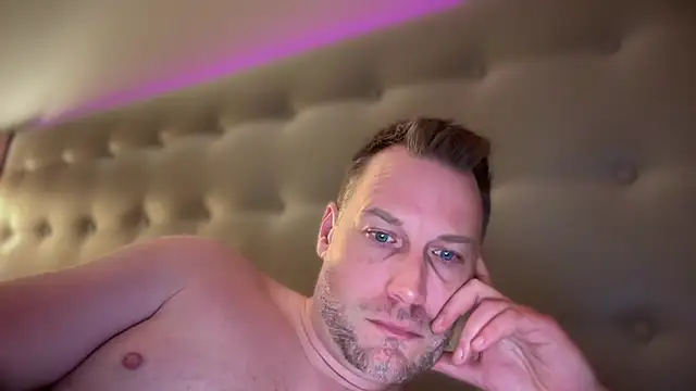 Snapshot of Christian87xxx chatting on February 13, 10:22 pm Christian87xxx online show from February 13, 10:22 pm