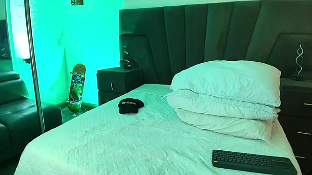Snapshot of JhoanLeandro chatting on February 8, 4:47 am JhoanLeandro online show from February 8, 4:47 am