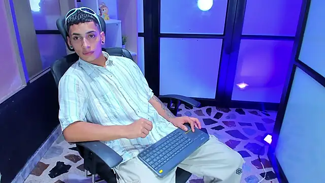 Snapshot of JhoanLeandro chatting on February 15, 4:47 am JhoanLeandro online show from February 15, 4:47 am