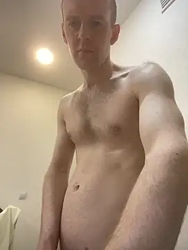 LynnAhNight online show from April 22, 3:46 am