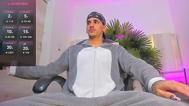 Snapshot of Dirty_Kingg chatting on October 16, 8:06 pm Dirty Kingg online show from October 16, 8:06 pm