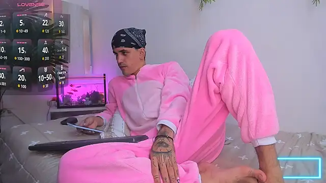 Snapshot of Dirty_Kingg chatting on October 12, 8:58 pm Dirty Kingg online show from October 12, 8:58 pm