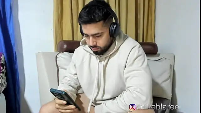 Snapshot of mikeblaree chatting on October 22, 2:04 am mikeblaree online show from October 22, 2:04 am