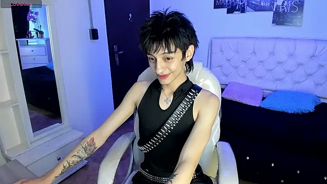 Juli Roos  online show from February 9, 8:24 pm