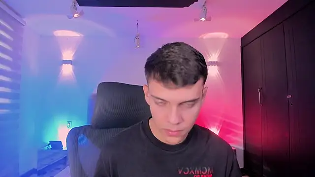 Snapshot of JacobRoberts1 chatting on October 31, 9:29 pm JacobRoberts1 online show from October 31, 9:29 pm