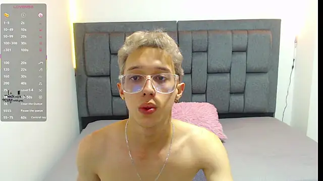 Snapshot of skinny_bigcock02 chatting on October 8, 9:52 pm skinny bigcock02 online show from October 8, 9:52 pm