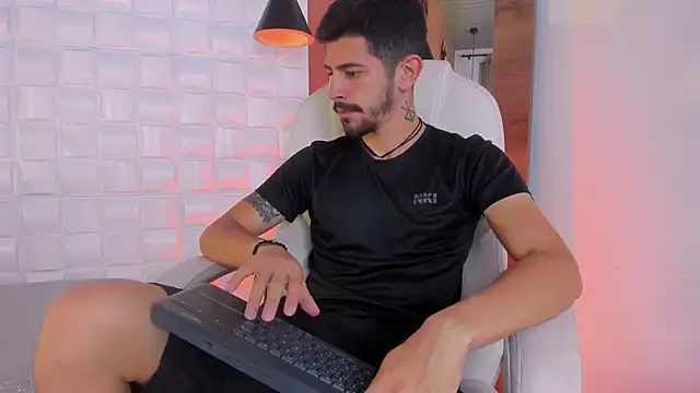 Snapshot of AlejandroStormm chatting on October 21, 9:28 pm AlejandroStormm online show from October 21, 9:28 pm