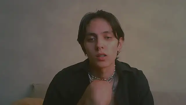 Snapshot of oli_vers chatting on September 19, 1:33 pm oli vers online show from September 19, 1:33 pm