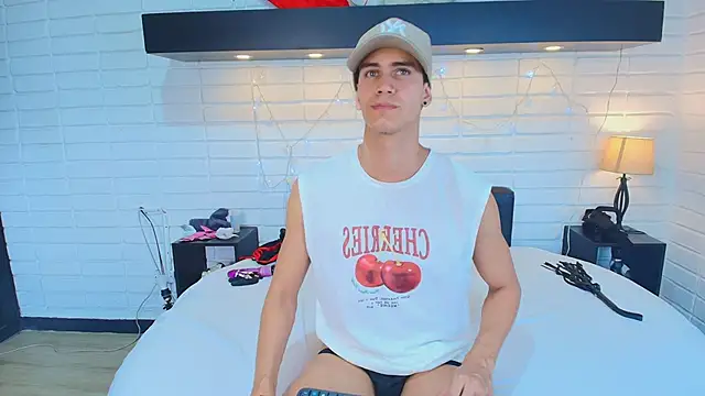 Snapshot of Maximiliano__Fire chatting on February 22, 7:43 pm Maximiliano Fire online show from February 22, 7:43 pm