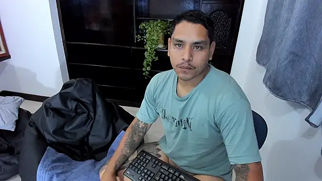 Snapshot of maxflurry_ chatting on March 22, 6:43 am maxflurry online show from March 22, 6:43 am