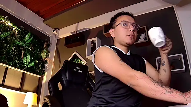 alex  montesco online show from March 7, 12:34 pm