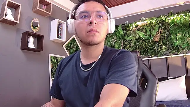 alex  montesco online show from March 6, 12:52 pm