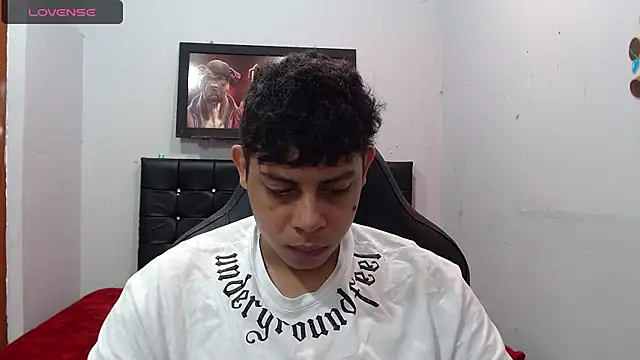 Snapshot of Alejandroo_22 chatting on March 12, 2:56 pm Alejandroo 22 online show from March 12, 2:56 pm