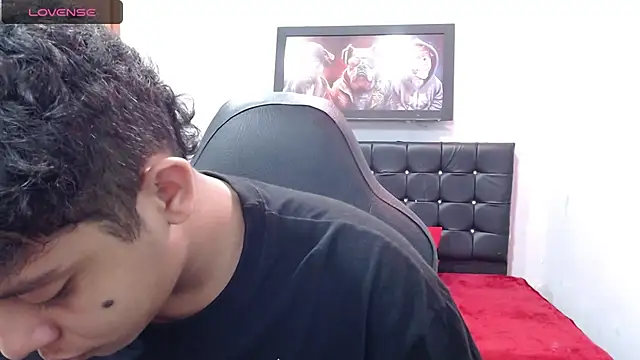 Snapshot of Alejandroo_22 chatting on March 18, 2:17 pm Alejandroo 22 online show from March 18, 2:17 pm
