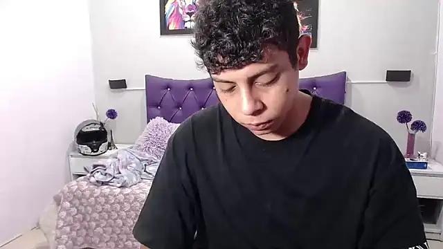 Snapshot of Alejandroo_22 chatting on October 8, 1:37 pm Alejandroo 22 online show from October 8, 1:37 pm