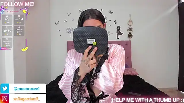 Snapshot of Moonroxe_ chatting on October 8, 2:21 pm Moonroxe online show from October 8, 2:21 pm