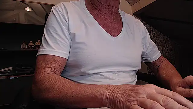 Snapshot of munichrubber chatting on December 3, 6:24 am munichrubber online show from December 3, 6:24 am