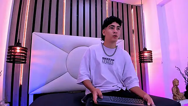 Snapshot of Jhojan_twink chatting on October 22, 12:53 pm Jhojan twink online show from October 22, 12:53 pm