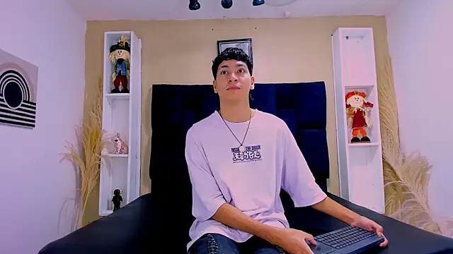 Snapshot of Jhojan_twink chatting on October 15, 1:41 pm Jhojan twink online show from October 15, 1:41 pm