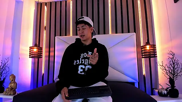 Snapshot of Jhojan_twink chatting on October 29, 11:46 am Jhojan twink online show from October 29, 11:46 am