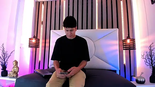 Snapshot of Jhojan_twink chatting on October 20, 12:42 pm Jhojan twink online show from October 20, 12:42 pm