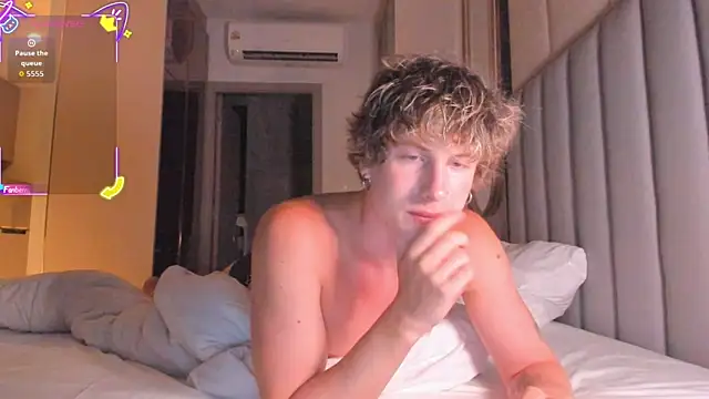 RobFavorite1 online show from May 4, 3:14 pm