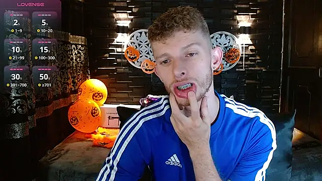 Snapshot of andrewxbi chatting on October 27, 1:35 pm andrewxbi online show from October 27, 1:35 pm