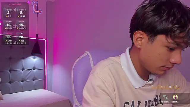 OliverTwinky online show from February 5, 9:44 pm