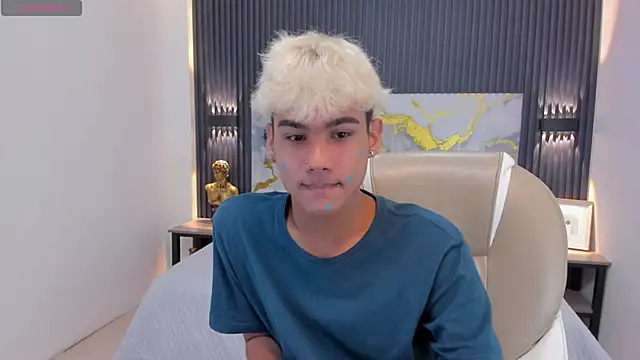 Snapshot of OliverTwinky chatting on October 4, 2:00 pm OliverTwinky online show from October 4, 2:00 pm