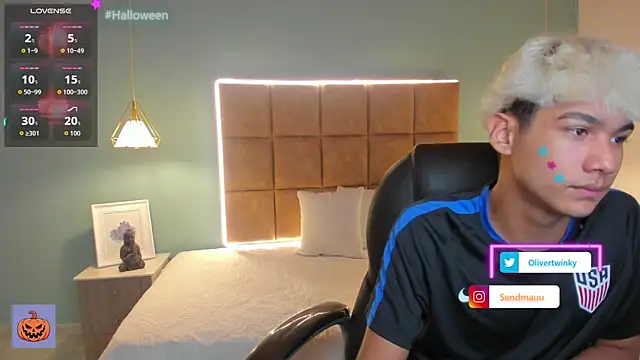 Snapshot of OliverTwinky chatting on October 8, 9:30 pm OliverTwinky online show from October 8, 9:30 pm