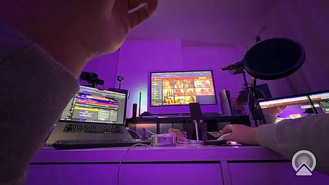 Nudistboyy22 online show from November 24, 2:45 am