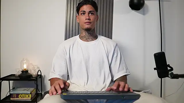 Snapshot of AxelVilla_ chatting on October 9, 8:47 pm AxelVilla online show from October 9, 8:47 pm