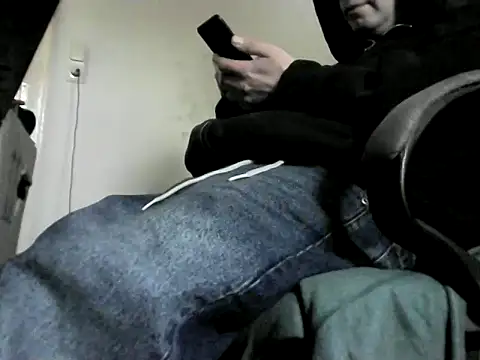 Snapshot of skateboy78 chatting on February 17, 9:13 am skateboy78 online show from February 17, 9:13 am