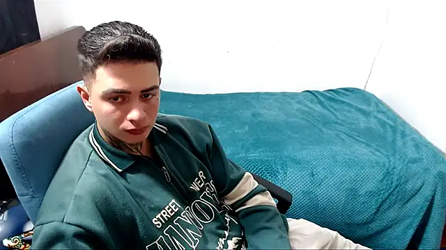 Snapshot of santii_ss chatting on September 20, 12:10 am santii ss online show from September 20, 12:10 am