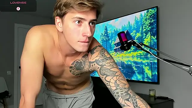 Snapshot of DaniHort chatting on October 25, 9:33 am DaniHort online show from October 25, 9:33 am