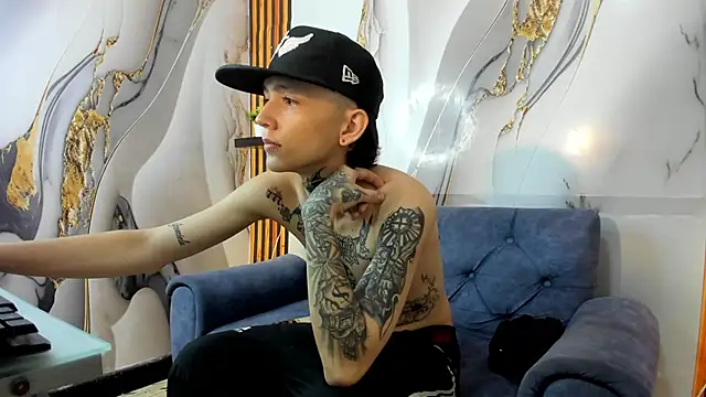 Snapshot of StraightBoy_Nick chatting on September 20, 5:40 am StraightBoy Nick online show from September 20, 5:40 am