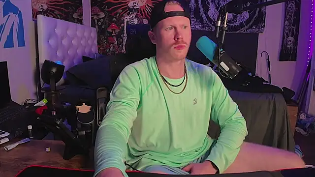 Snapshot of twunkdean chatting on October 21, 2:47 am twunkdean online show from October 21, 2:47 am