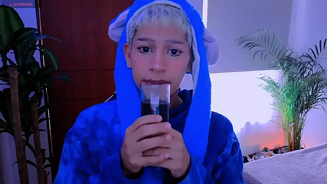 Snapshot of taichi_bluy chatting on October 3, 6:13 pm taichi bluy online show from October 3, 6:13 pm