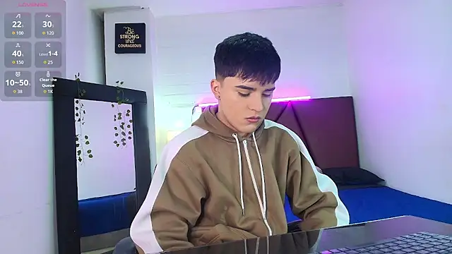 Snapshot of Lucass_love chatting on October 4, 6:13 pm Lucass love online show from October 4, 6:13 pm