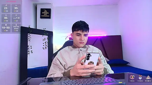 Snapshot of Lucass_love chatting on October 2, 1:37 pm Lucass love online show from October 2, 1:37 pm