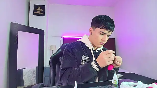 Snapshot of Lucass_love chatting on October 11, 1:04 pm Lucass love online show from October 11, 1:04 pm