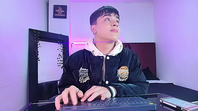 Snapshot of Lucass_love chatting on October 13, 1:28 pm Lucass love online show from October 13, 1:28 pm