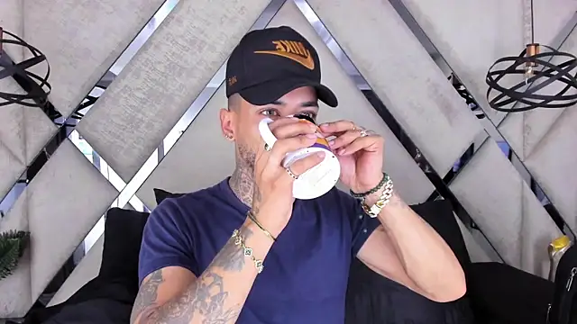 VinzenzRizzo online show from November 8, 3:54 am