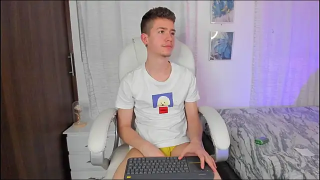 Snapshot of ThiagooJames chatting on September 29, 2:32 am ThiagooJames online show from September 29, 2:32 am