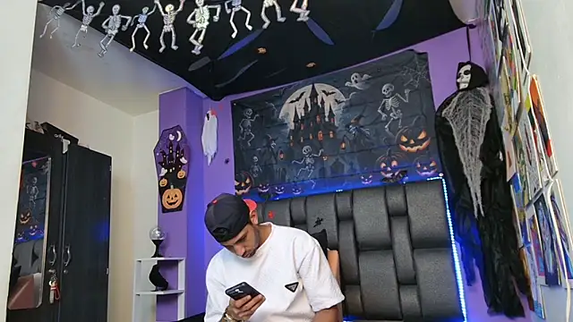 Snapshot of ashtoncooperr chatting on October 23, 7:06 pm ashtoncooperr online show from October 23, 7:06 pm